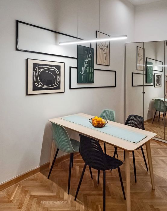 Є гаряча/холодна вода, опалення, генератор на ліфт та працює wifi