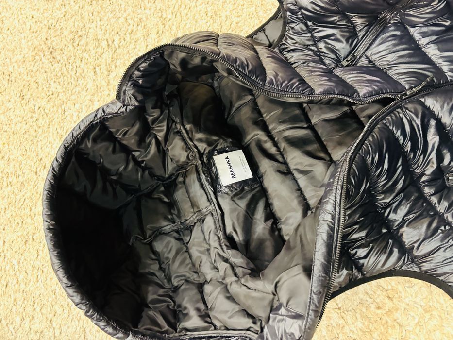 Жилетка BERSHKA чорна