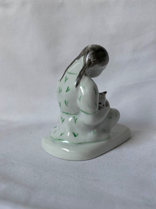 REZERWACJA Porcelanowa dziewczynka z kotkiem, Chodzież