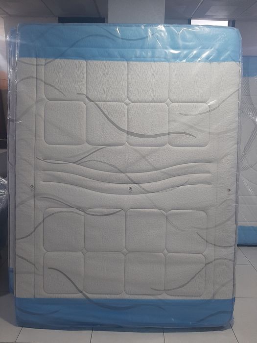 Colchão  e estrado com 6 pés  novo  195x150