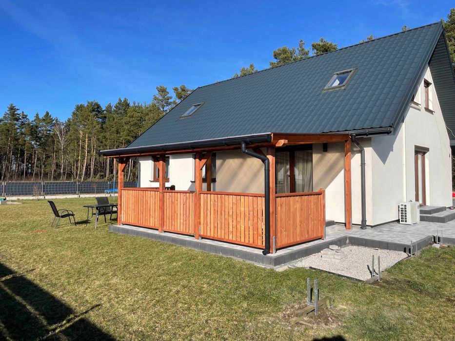 Zadaszenie tarasu z poliwęgalnu 600 cm x 300 cm z zabudową balustradą