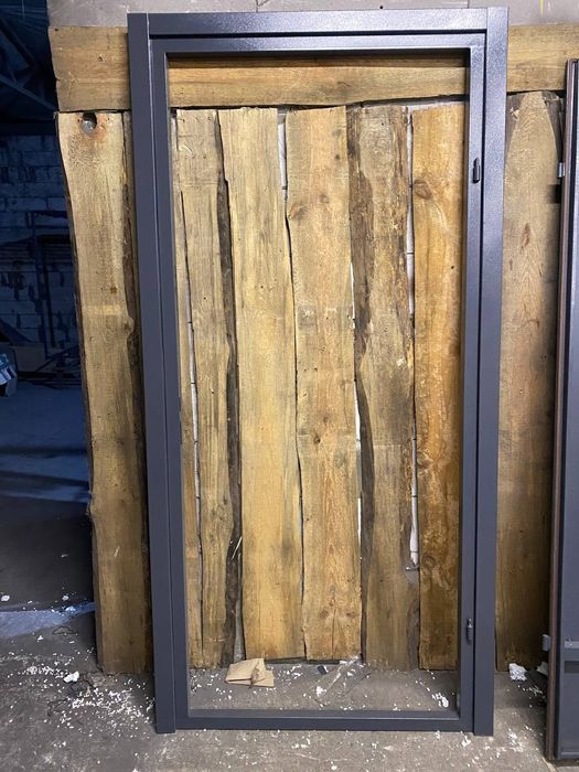 Вхідні двері в підвал, коридор, склад