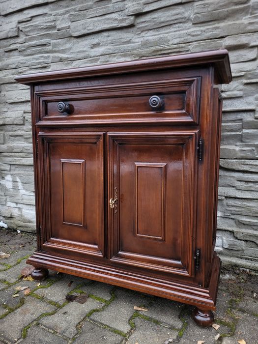 Zgrabna włoska komoda.