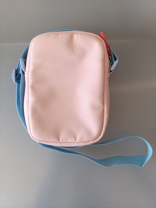 Bolsa para criança com muito pouco uso.
18*12*4,5cm
