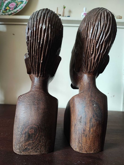Harmonioso Par de Cabeças Africanas, esculpidas em madeira