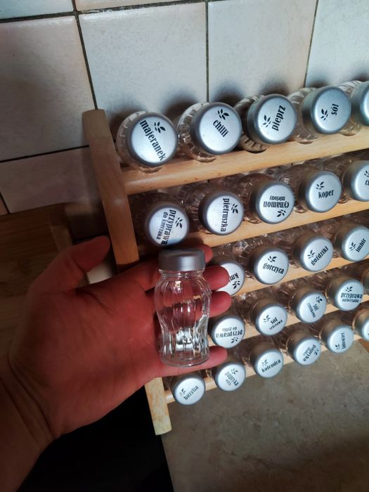 Organizer drewniany na przyprawy szklane słoiczki