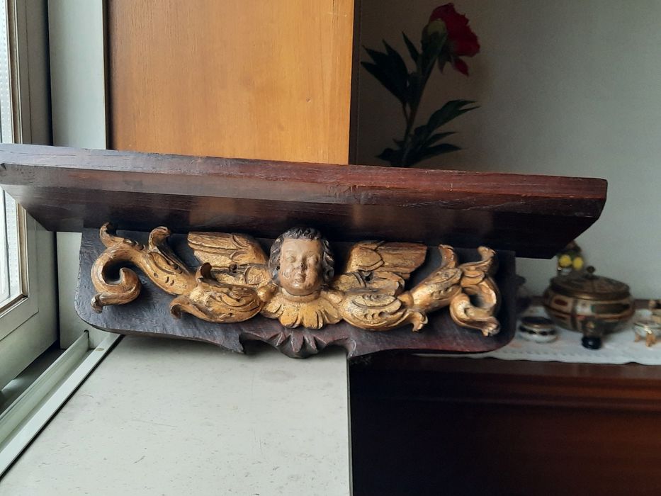 Prateleira antiga em madeira  entalhada com  querubim dourado