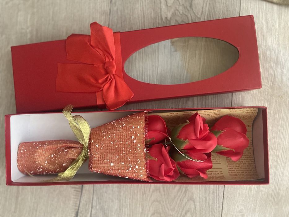 Czerwona Wieczna Róża LED w eleganckim pudełku – idealny prezent