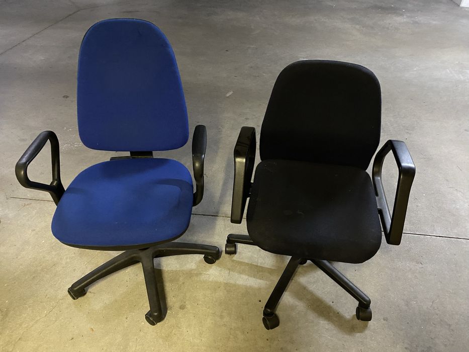 Duas cadeiras de escritorio