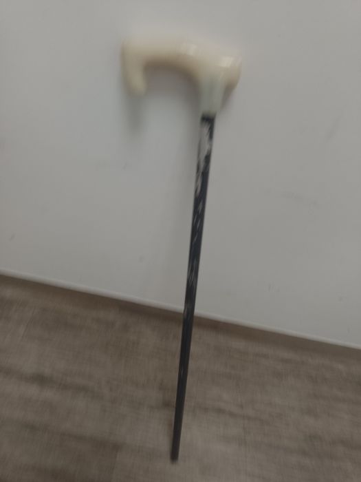 Sprzedam metalową laskę długość 85 cm.