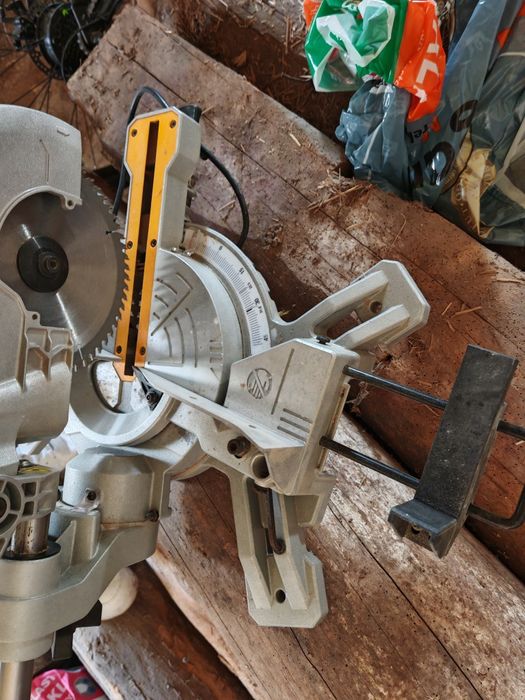 Piła ukośnica z posuwem SMART – średnia tarcza, sprawna