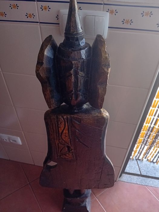 Estatueta Buda em.madeira esculpida
