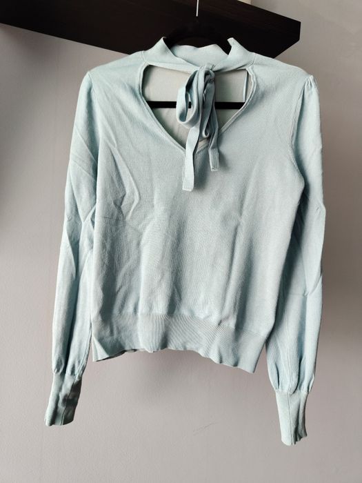 Sweter niebieski wiązany pod szyję dekolt w serek