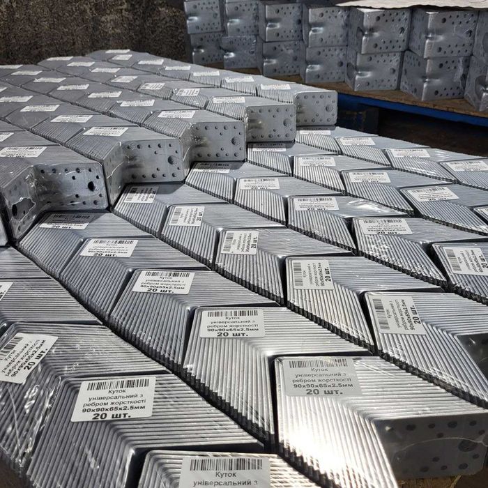 Кровельный крепежный уголок перфорированный, оцинкованный.