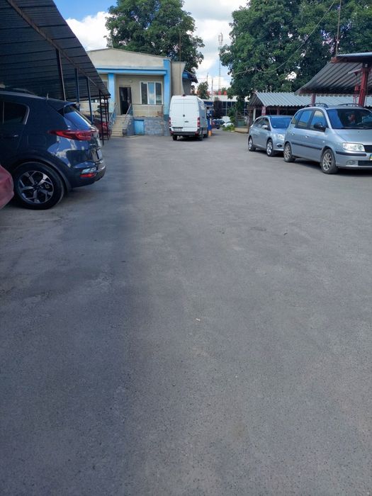 Паркомісце. Навпроти автовокзалу. На два місяці.
