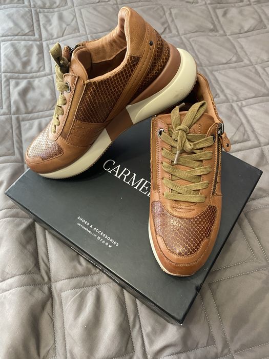 Жіночі шкіряні кросівки Carmela 38 розмір