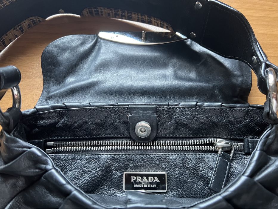 Czarna skórzana torebka Prady