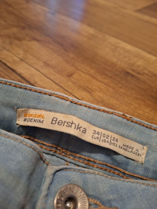 Jasne jeansy Bershka