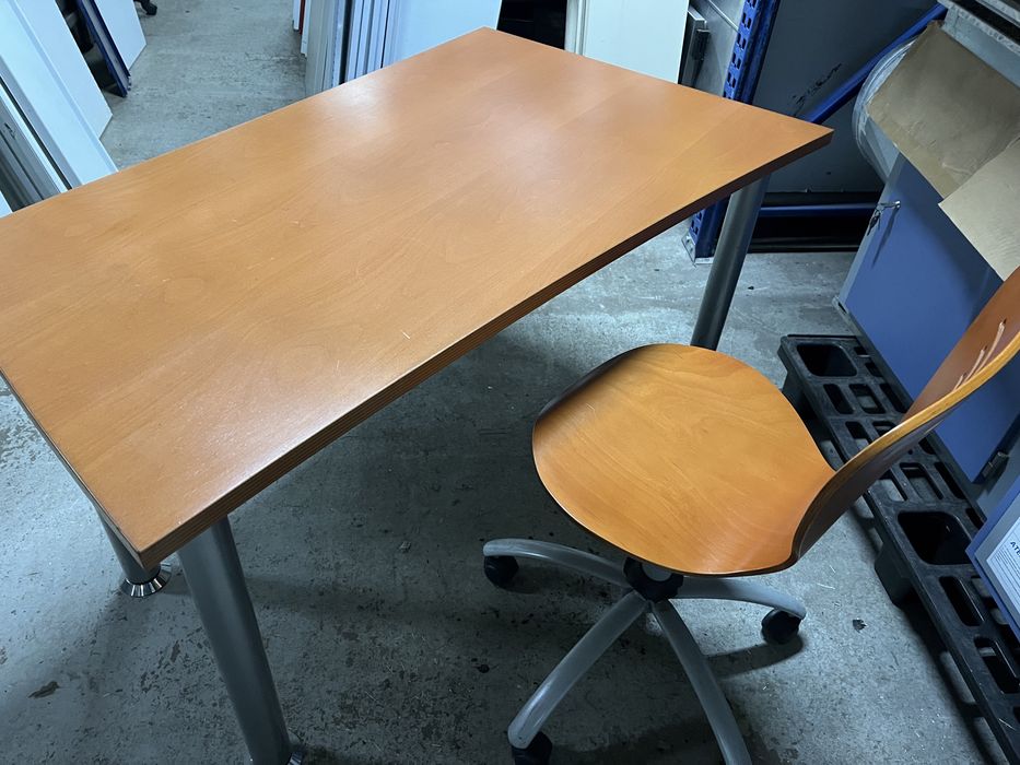 Secretaria e cadeira com rodas como nova