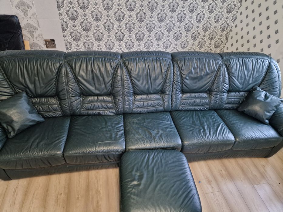 Кожаний пятимісний діван з пуфіком