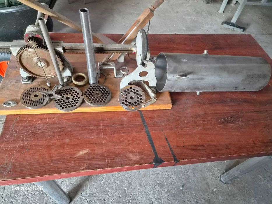 Kompletny zestaw do robienia kiełbasy,solidny.
