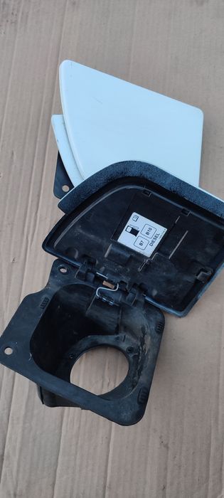 Кришка лючок бака Рено мастер 3 Опель Мовано Нісан НВ 400