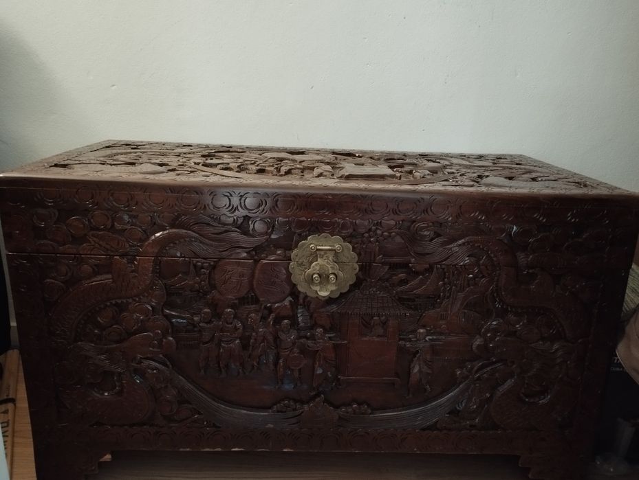 Arca em madeira com relevo