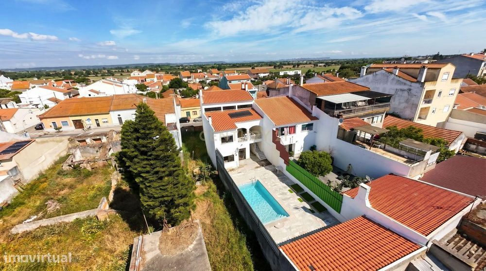 Moradia T5 com piscina e áreas generosas em Benfica do Ribatejo