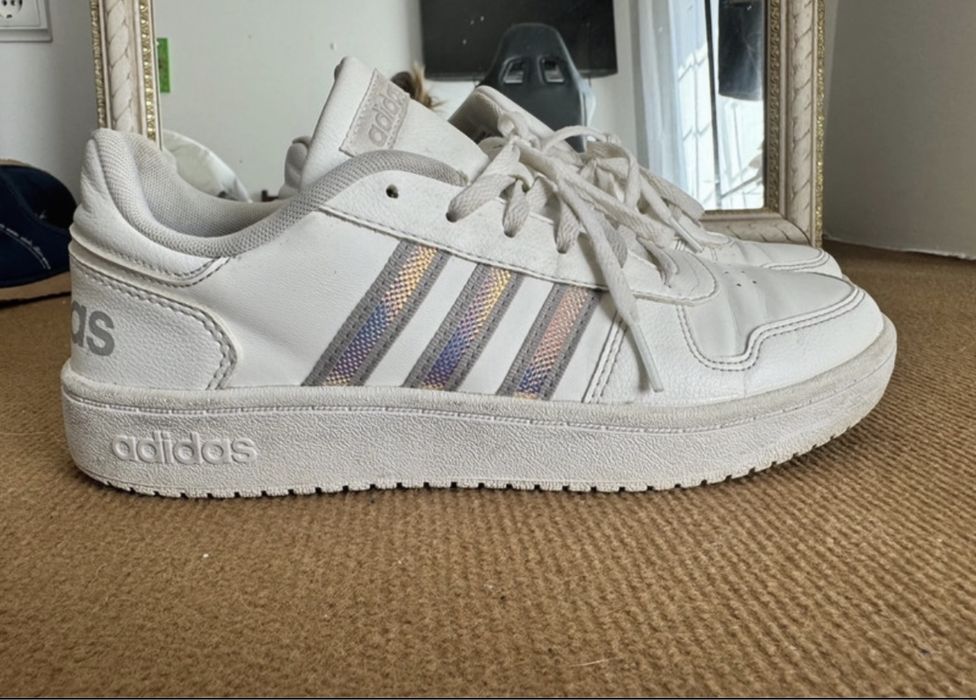Sapatilha adidas branca com riscas prateadas