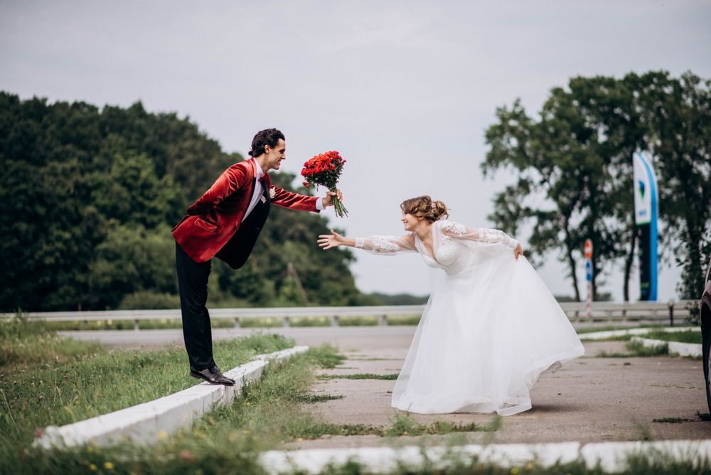 Весільна сукня з фатою і кільцями