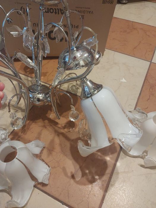 Żyrandol z pięcioma kloszami