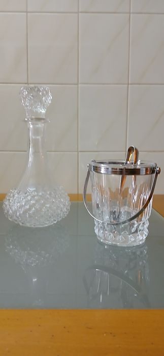 Garrafa de licor e balde de gelo em cristal