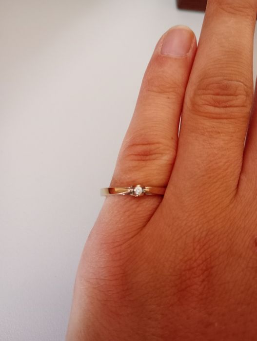 Pierścionek zaręczynowy z brylantem