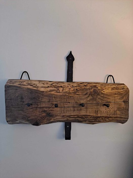Wyjątkowy wieszak na ubrania ze starego drewna