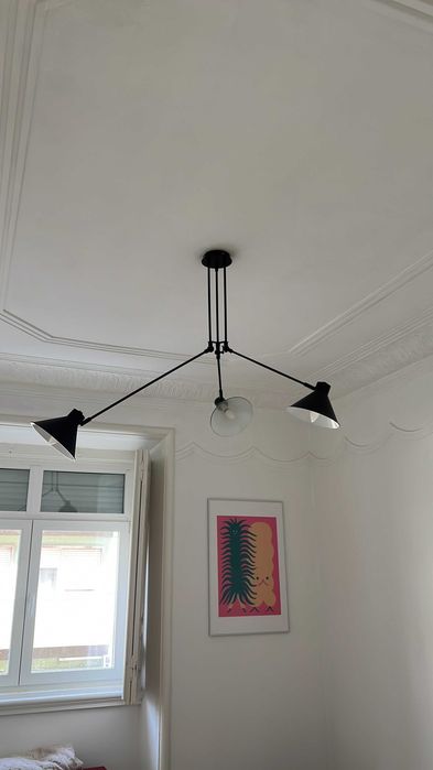 Candelabro preto com design moderno e minimalista