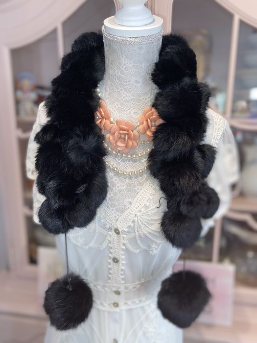 Szalik futrzany z pomponami