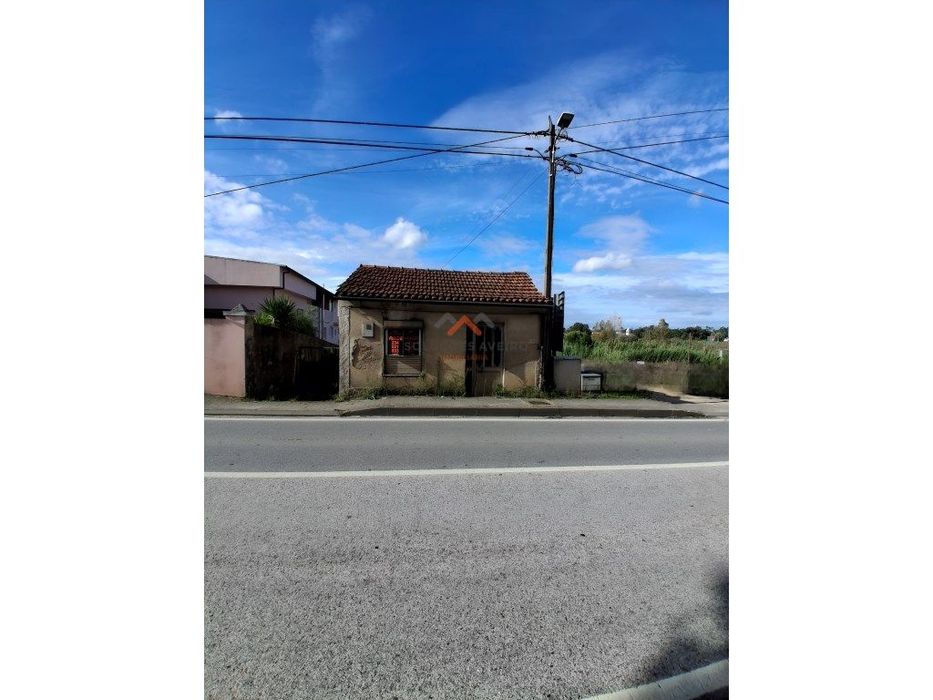 Casa para Reconstruir ou Demolir - Excelente Localização na EN1