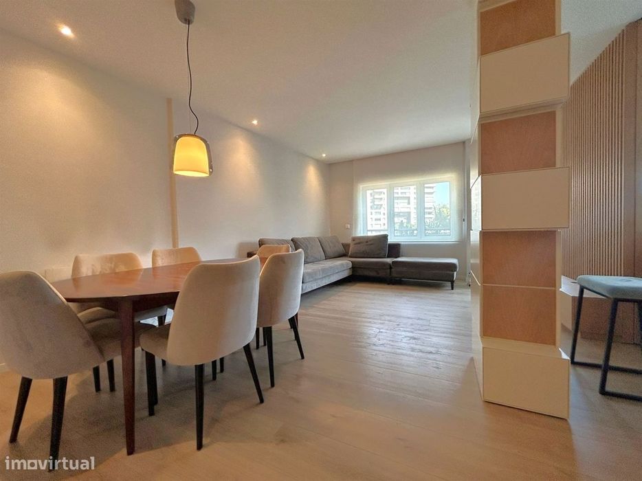 Apartamento T2 renovado com varanda e garagem | Mota Galiza