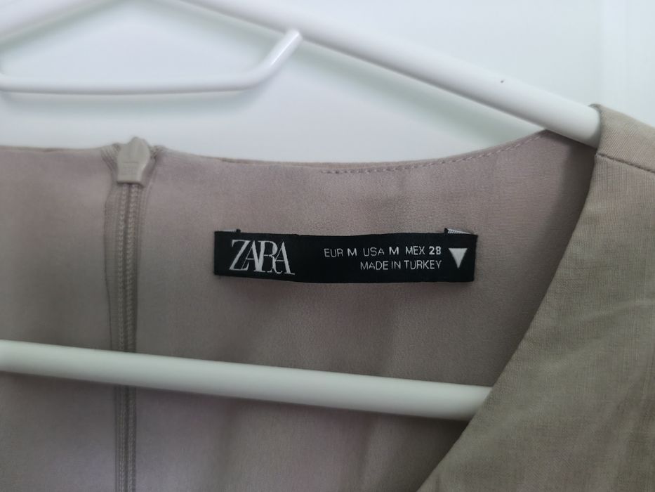 Sukienka z wycięciami Zara