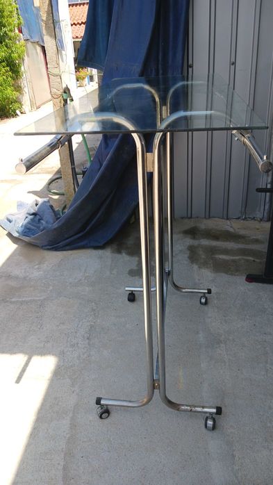 Expositores de roupa com tampo de vidro