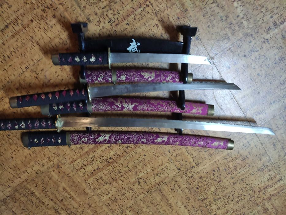 Conjunto 3 Katanas Japoneses com expositor