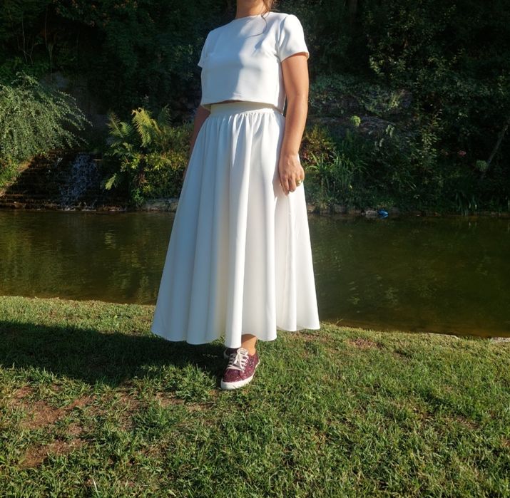Conjunto top e saia branca