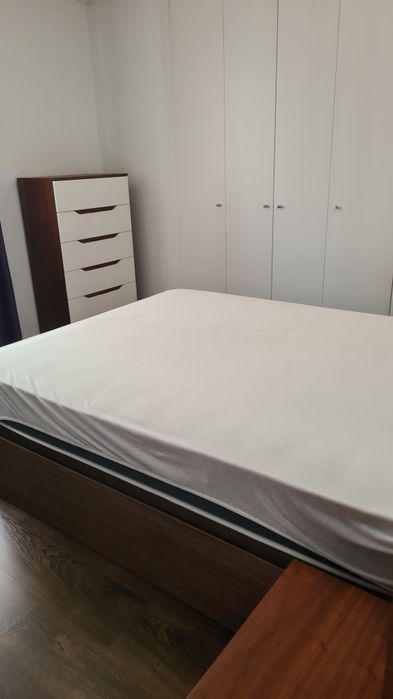 Mobília de Quarto de Casal (sommier, mesas cabeceiras, camiseiro, cómoda e cabeceira)