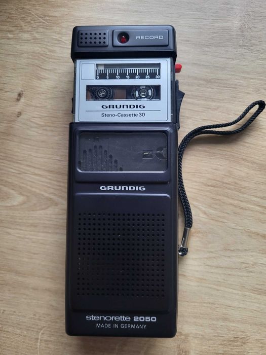stary dyktafon Grundig