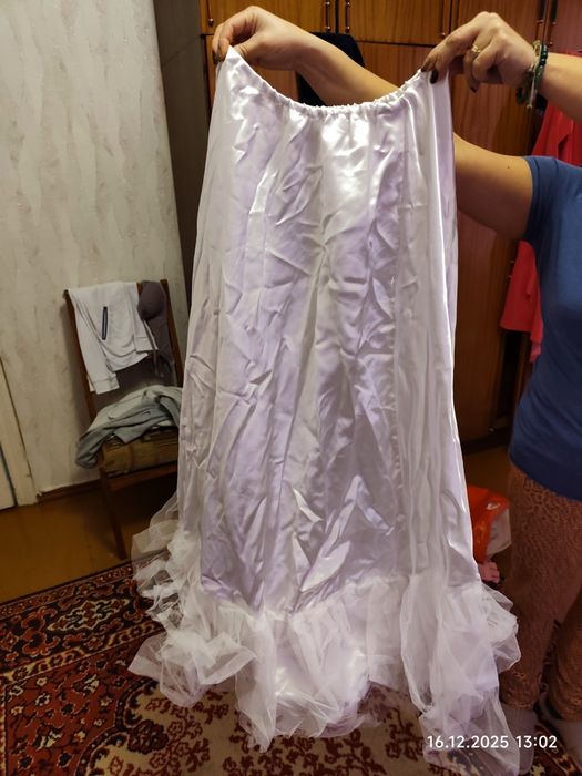 Весільна сукня з кругами та під'юпником