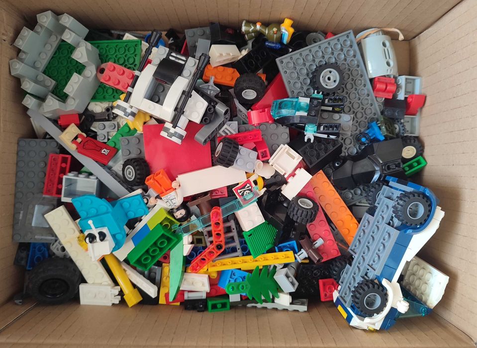 Конструктор Лего LEGO, 1 кг, бл. 400 деталей фігурки платформи колеса