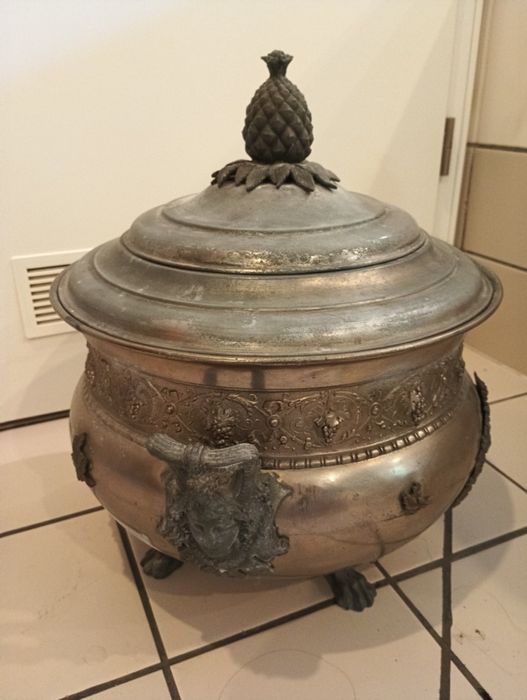 Stara waza z ornamentem w stylu francuskim