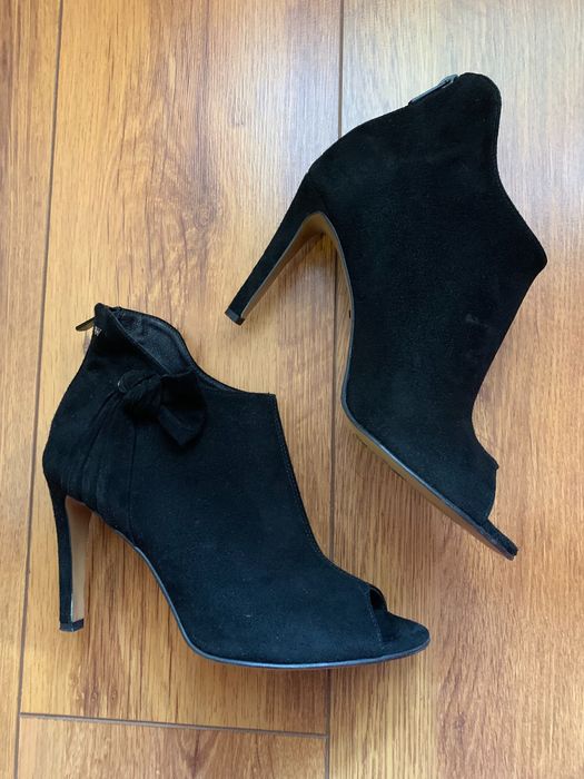 Piękne czarne zamszowe buty damskie na szpilce, marki Wojas r. 38
