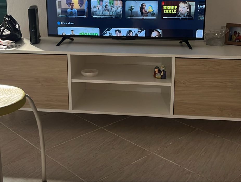 Movéis de Sala de estar e cozinha, movél de TV, Estante de livros, mesa redonda com 4 cadeiras incluidas, sofá roxo acinzentado e frigorifico.