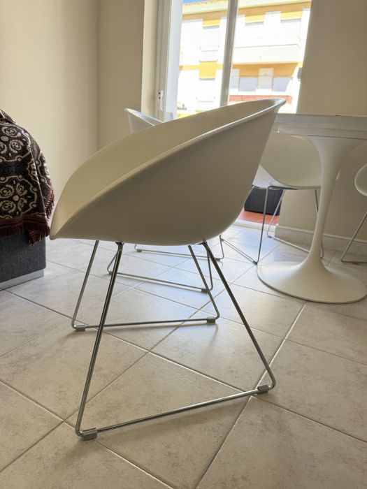 Mesa e conjunto de 4 cadeiras